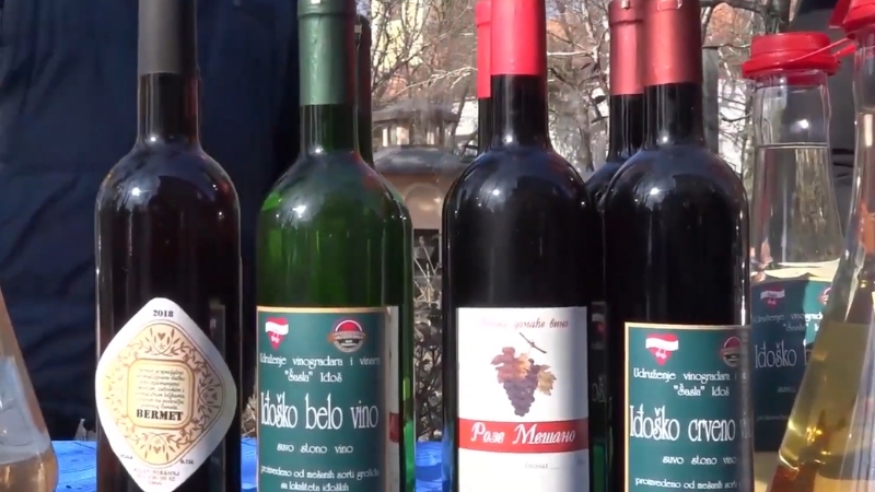 Boce bermeta i drugih domaćih vina izložene na štandu tokom vinske manifestacije na otvorenom